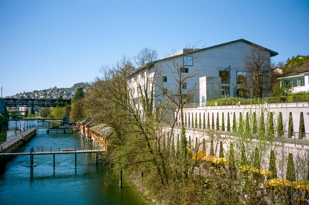 Tanzhaus von aussen mit Blick auf die Limmat.