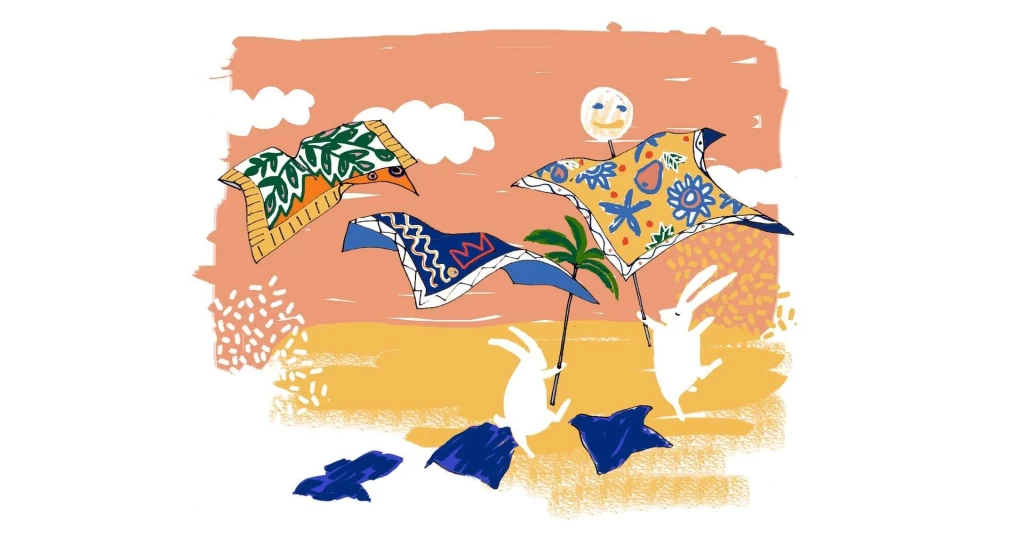 Illustration einer Strandszene in Pfirsich- und Orangetönen: Zwei gemusterte, drachen- oder vogelartige Formen in Blau-Weiss fliegen über Palmen und eine Sonne, unten liegen dunkelblaue, rautenförmige Formen im Sand.